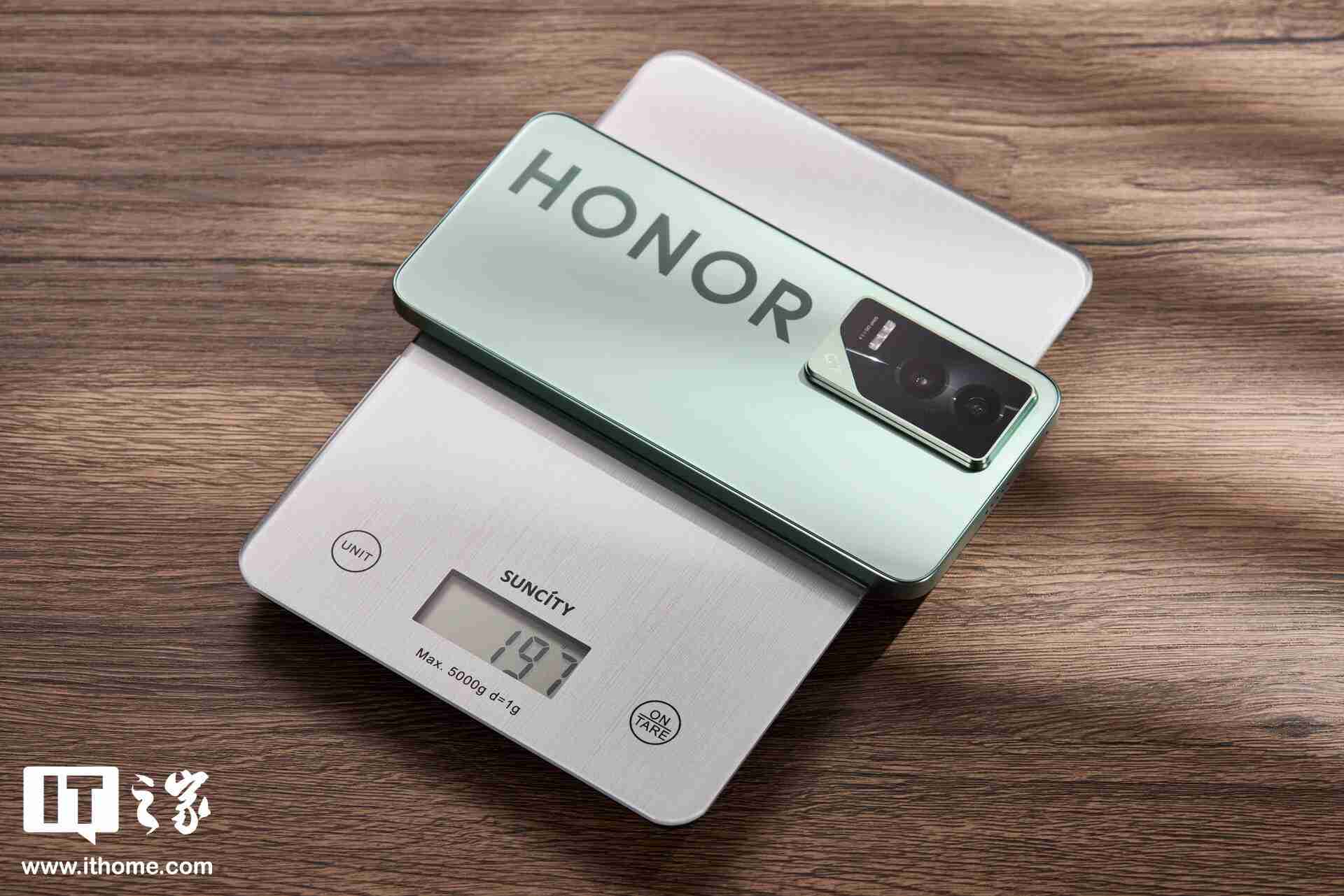 荣耀 GT「极光绿」图赏：大 Logo 设计，梦回荣耀 30