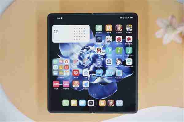 Q3全球折叠手机市场份额报告:小米暴增185% 跻身全球前五