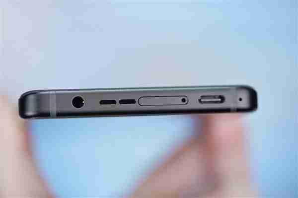 行业首发185Hz高刷新率!ROG游戏手机9 Pro图赏