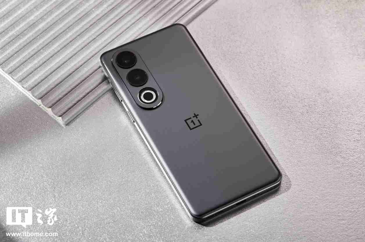 消息称某厂新机将搭载骁龙 8 至尊版、配 6.31 英寸左右 1.5K 小直屏，预计为一加 Ace 系列手机