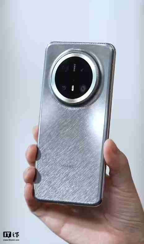 余承东首秀华为Mate 70 Pro+真机外观，“金丝银锦”配色特别后盖材质