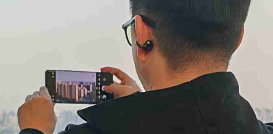 姜海荣预热荣耀 300 系列手机，耳夹式耳机成亮点