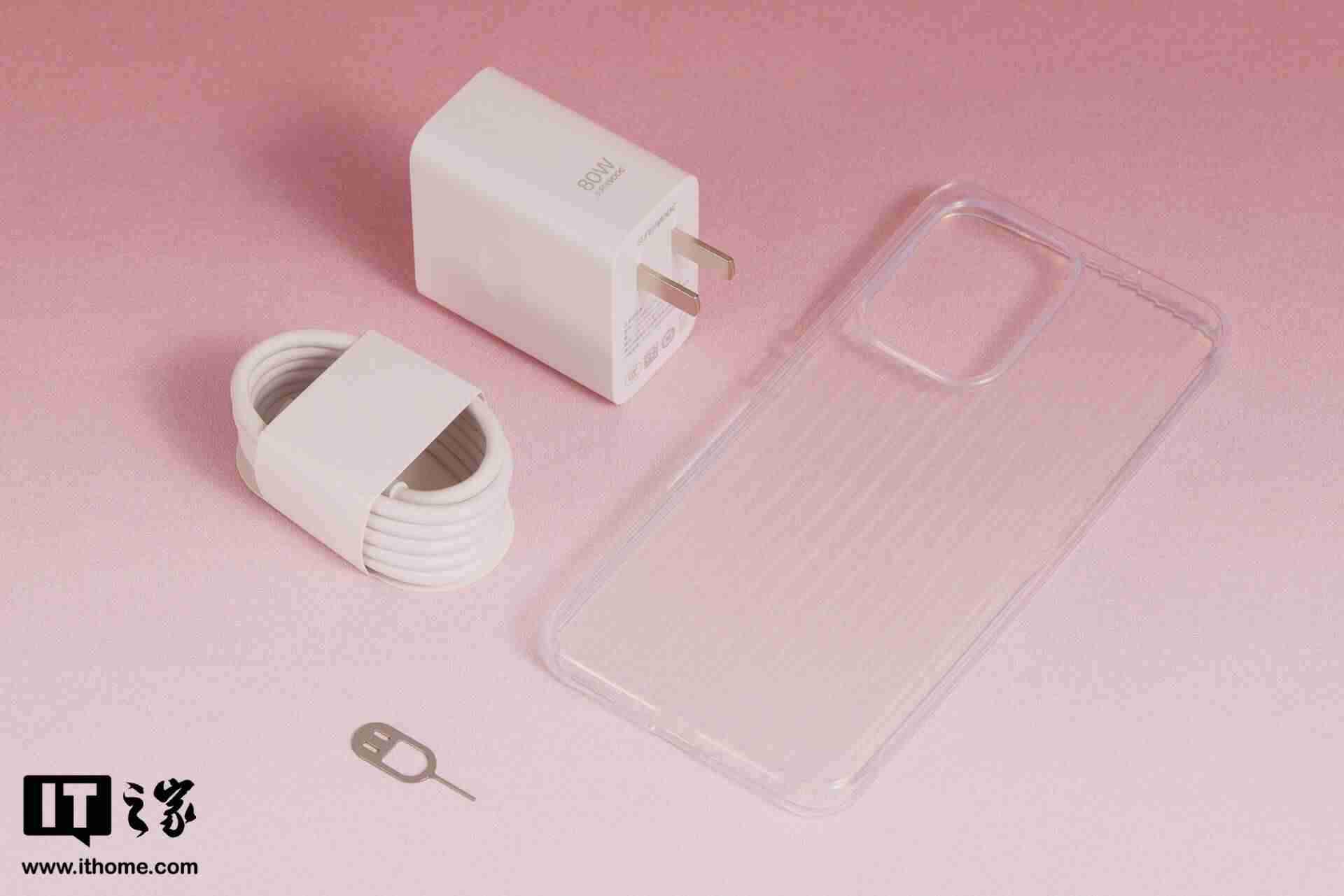 OPPO Reno13 系列实拍图赏：四曲柔边小直屏，“超美小 OPhone”