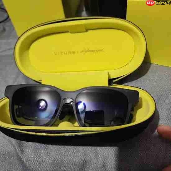 《赛博朋克》联名款XR眼镜实拍:120Hz刷新率 可编程灯带