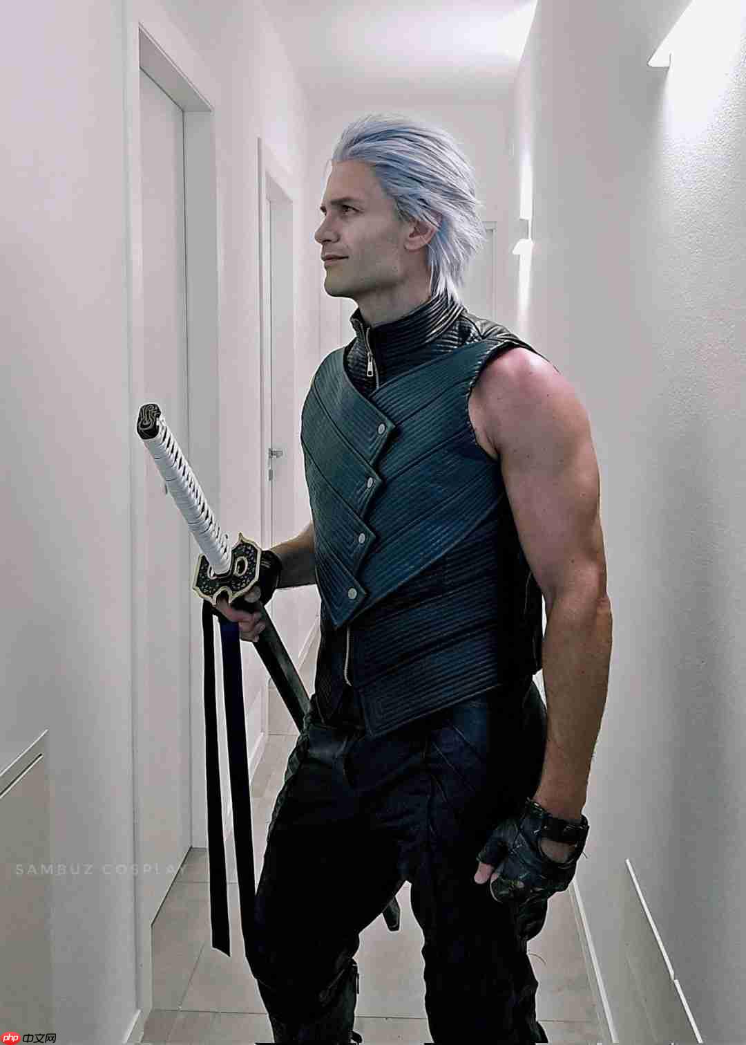 皮衣配圣诞帽！意大利Coser演绎《鬼泣5》圣诞但丁