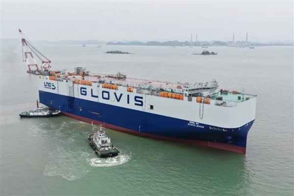 能装10800辆！国内建造的最大汽车运输船出坞