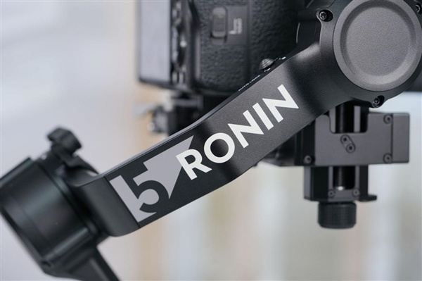 新一代相机增稳利器！大疆DJI RS 5手持云台稳定器图赏