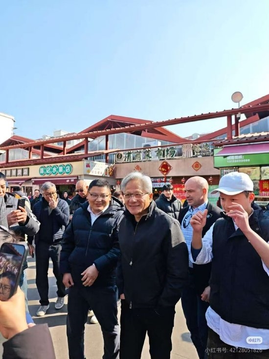 黄仁勋2026年首度来华 现身上海陆家嘴锦德菜市场 沉浸式体验市井风俗
