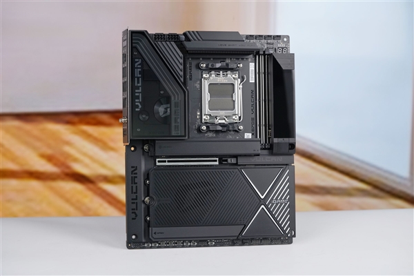 刷新超频记录！七彩虹iGame X870E Vulcan OC V14图赏