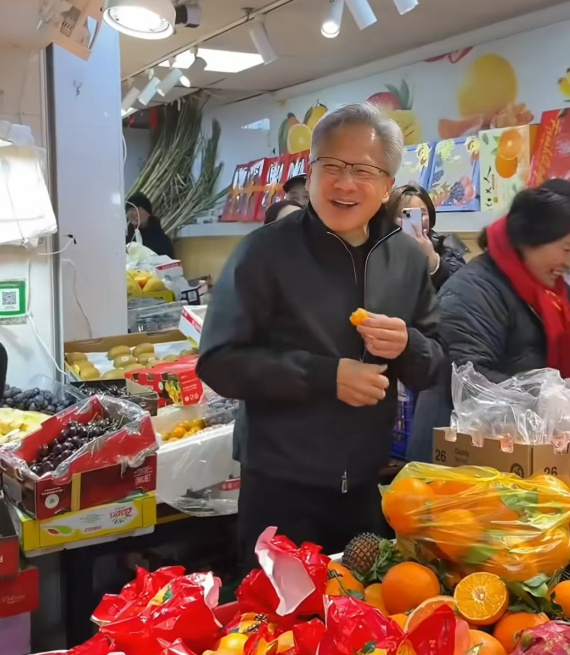 AI教父黄仁勋上海吃小笼包 店家火速推出同款AI算力套餐 42元起