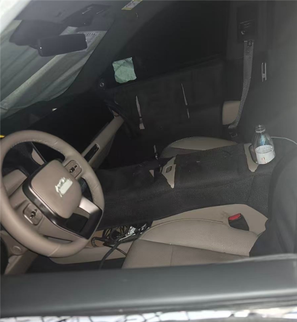 新一代理想L9内饰疑曝光：大联屏依旧 但一个家族化设计被砍