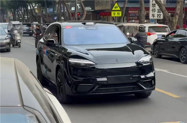 鸿蒙智行2026年大杀器！黑武士版问界M6实车曝光